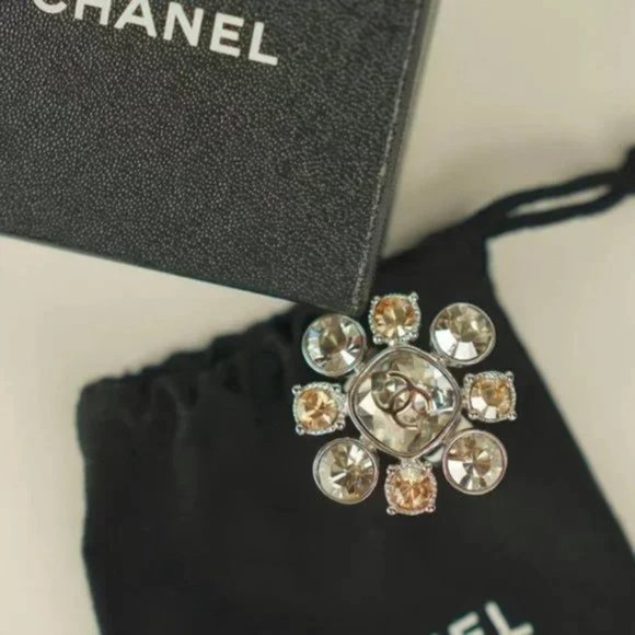Chanel Crystal Floral CC Ring - Picture 3 of 4